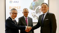 Direktur Utama PT Austindo Nusantara Jaya Tbk. (ANJ) Lucas Kurniawan (kiri) dan Komisaris Utama Adrianto Machribie Reksohadiprodjo (tengah), menyalami Naga Waskita (kanan) yang diangkat kembali sebagai Direktur Legal, saat Rapat Umum Pemegang Saham (RUPS) Tahunan untuk Tahun Buku 2021, di Jakarta.