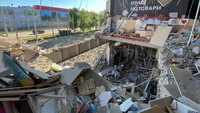 Penampakan area di dalam mal yang rusak berat akibat hantaman rudal Rusia di Kharkiv, Ukraina. 