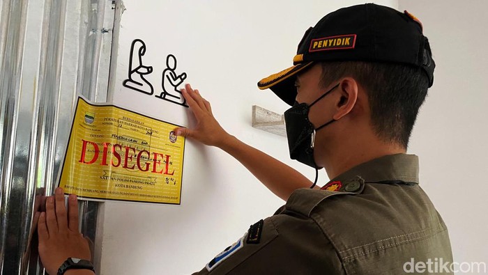 Satpol PP Segel Kafe di Bandung Pemerintah Kota Bandung melakukan penyegelan terhadap sebuah kafe yang ada di Jalan Bengawan. Kafe itu disegel karena tidak membayar sewa tanah selama 18 tahun.