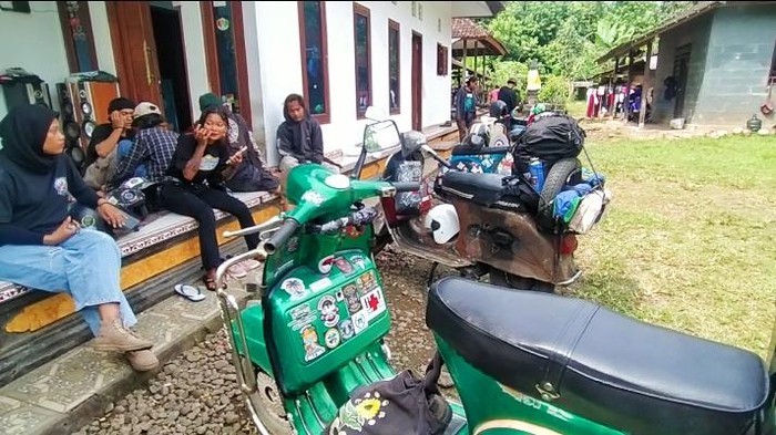 Sejumlah penggemar Vespa yang hendak mengikuti helatan Vespa World Days (VWD) beristirahat di rumah Gede Bladur, Desa Tuwed, Kecamatan Melaya, Jembrana, Bali, Kamis (9/6/2022).