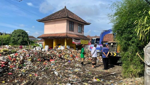 Sekda Kota Denpasar, IB Alit Wiradana, saat memantau penanganan sampah pasca-Hari Suci Galungan di beberapa TPS, di Denpasar, Bali, Kamis (9/6/2022).