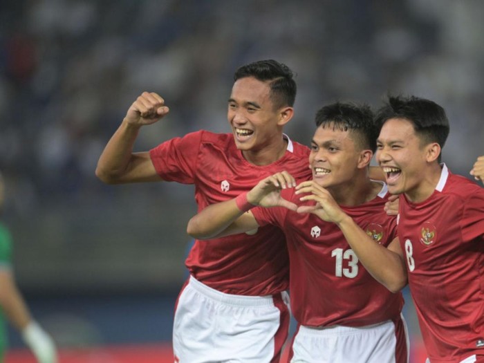 Selebrasi Rachmat Irianto (kedua dari kiri) bersama pemain Timnas Indonesia.