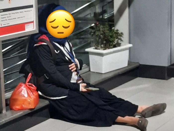Seorang ibu hamil kelelahan karena naik tangga di Stasiun Cakung, Jakarta Timur.