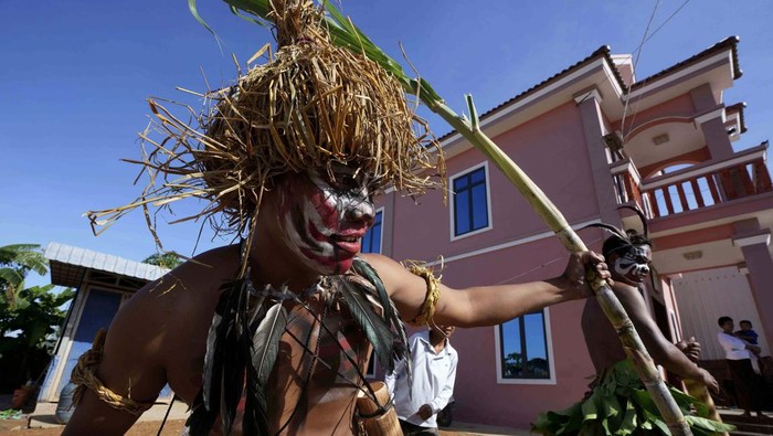 Local villagers march in a ceremony to invoke rain amid the rice planting season in Pring Ka-ek village, northwest of Phnom Penh, Cambodia, Thursday, June 9, 2022. Local residents Thursday held the annual Buddhist ceremony to pray for the rain to grow rice as their main crop. (AP Photo/Heng Sinith)