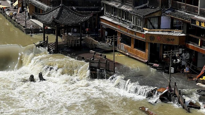CORRECTS TOWN - Flood waters sweep through the ancient town of Feng Huang in central Chinas Hunan province, Saturday, June 4, 2022. State media reported some deaths and missing in flooding in the province. (AP Photo)