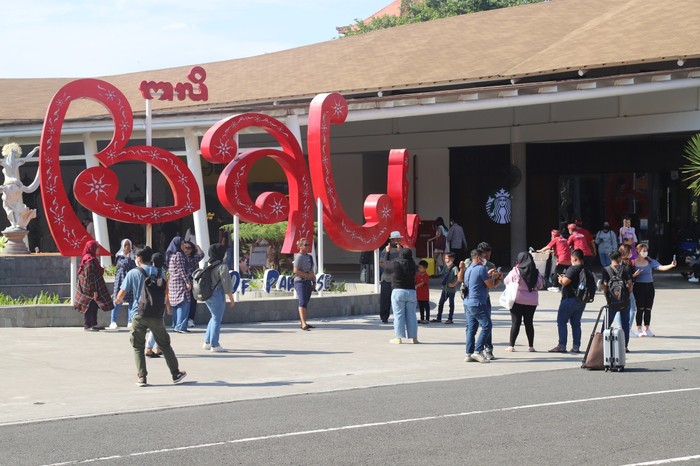 Suasana di Bandara Internasional I Gusti Ngurah Rai Bali. Jumlah penumpang yang dilayani di Bandara Ngurah Rai tembus di angka 1 juta orang sepanjang Mei 2022.