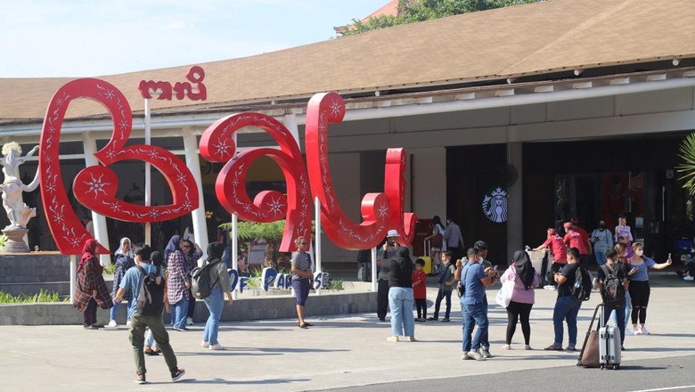 Suasana di Bandara Internasional I Gusti Ngurah Rai Bali. Jumlah penumpang yang dilayani di Bandara Ngurah Rai tembus di angka 1 juta orang sepanjang Mei 2022. Suasana di Bandara Internasional I Gusti Ngurah Rai Bali. Jumlah penumpang yang dilayani di Bandara Ngurah Rai tembus di angka 1 juta orang sepanjang Mei 2022.