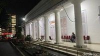 Jubir Pemprov Jabar Wahyu Wijaya setelah memberikan keterangan kepada awak media kembali masuk kedalam gedung.