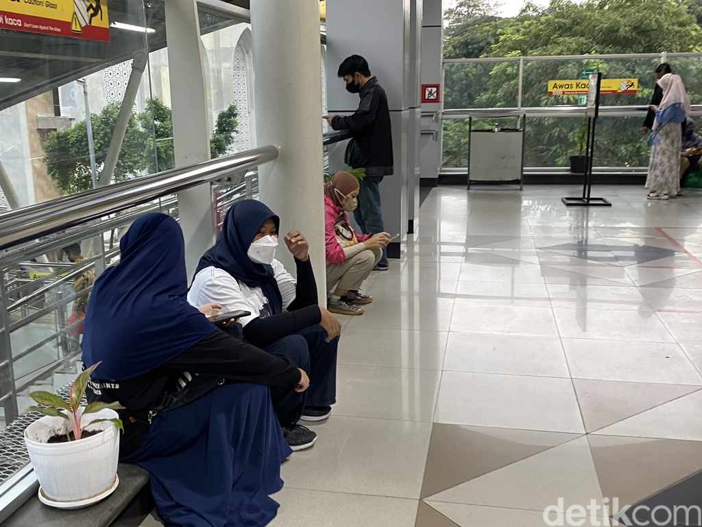 Suasana usai tangga Stasiun Cakung, penumpang KRL bisa kelelahan. (Annisa Rizky Fadhila/detikcom)
