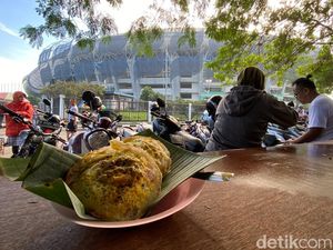 Snapshot: Hangat Empuk Surabi Warceut di Stadion GBLA Bandung