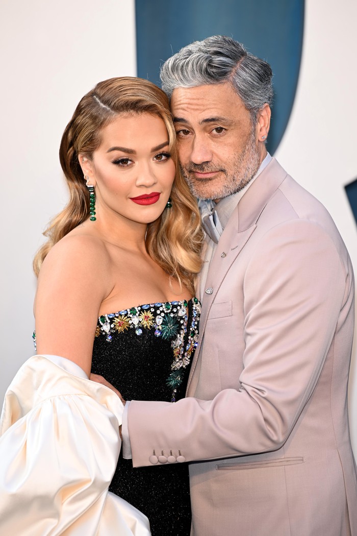 Taika Waititi dan Rita Ora BEVERLY HILLS, CALIFORNIA - MARCH 27: Rita Ora and Taika Waititi attend the 2022 Vanity Fair Oscar Party Hosted by Radhika Jones at Wallis Annenberg Center for the Performing Arts on March 27, 2022 in Beverly Hills, California. (Photo by Daniele Venturelli/WireImage)