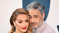 Hingga kini, Rita Ora dan Taika Waititi masih belum bicara soal kabar pernikahan. Namun, sang musisi sudah tampak memamerkan cincin di jari manis melalui postingan di Instagram. (Foto: WireImage/Daniele Venturelli)