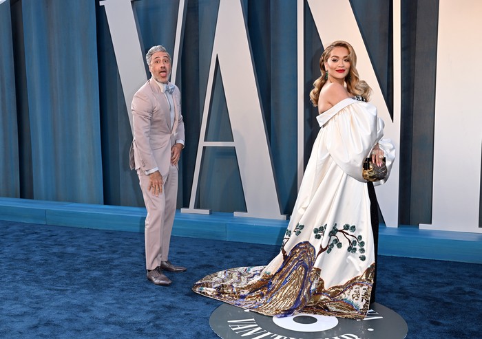 Taika Waititi dan Rita Ora BEVERLY HILLS, CALIFORNIA - MARCH 27: Rita Ora and Taika Waititi attend the 2022 Vanity Fair Oscar Party Hosted by Radhika Jones at Wallis Annenberg Center for the Performing Arts on March 27, 2022 in Beverly Hills, California. (Photo by Daniele Venturelli/WireImage)