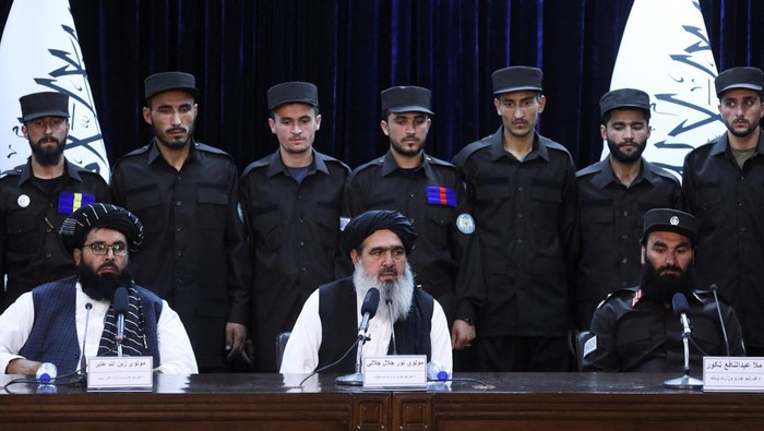 Taliban Kenalkan Seragam Baru Polisi Afghanistan FILE PHOTO: FILE PHOTO: Police forces pose for photos during the unveiling of the new Afghan police uniform at a news conference in Kabul, Afghanistan, June 8, 2022. REUTERS/Ali Khara/File Photo/File Photo