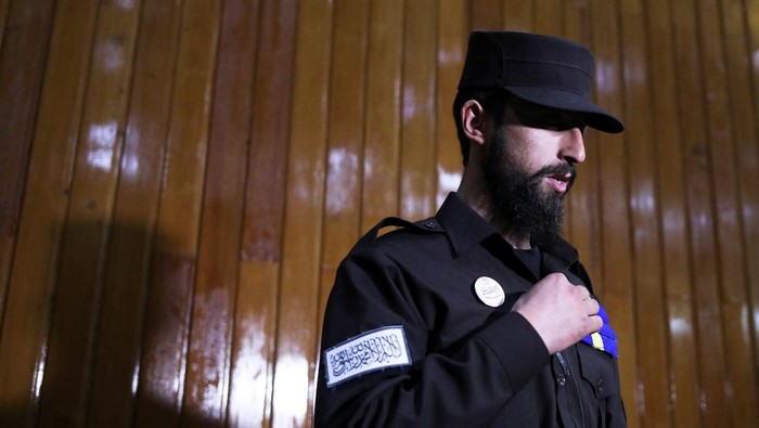 Berpakaian Bak Peaky Blinders, 4 Pria Afghanistan Diinterogasi Taliban