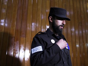 Berpakaian Bak Peaky Blinders, 4 Pria Afghanistan Diinterogasi Taliban