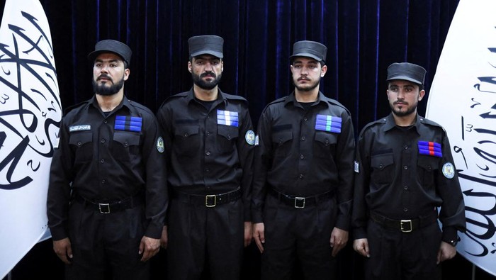 Taliban Kenalkan Seragam Baru Polisi Afghanistan FILE PHOTO: FILE PHOTO: Police forces pose for photos during the unveiling of the new Afghan police uniform at a news conference in Kabul, Afghanistan, June 8, 2022. REUTERS/Ali Khara/File Photo/File Photo