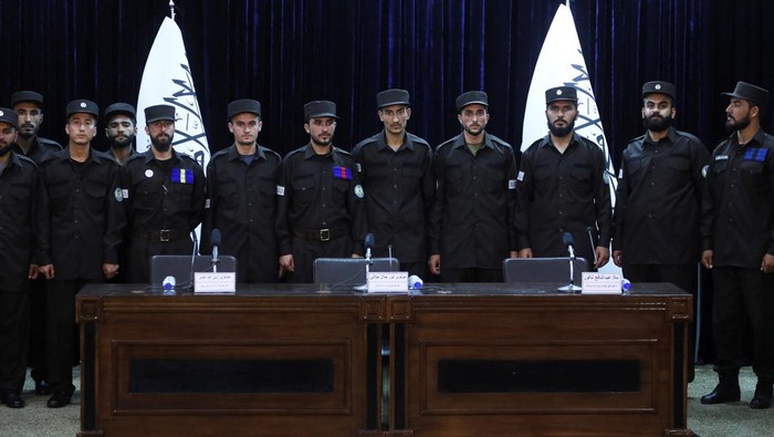 Taliban Kenalkan Seragam Baru Polisi Afghanistan FILE PHOTO: FILE PHOTO: Police forces pose for photos during the unveiling of the new Afghan police uniform at a news conference in Kabul, Afghanistan, June 8, 2022. REUTERS/Ali Khara/File Photo/File Photo