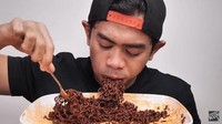 Selain itu, ada juga di videonya saat ia mukbang ayam crispy berlumur saus pedas. Bukan hanya ayam, saat itu juga makan burger berlumur saus. Foto: YouTube