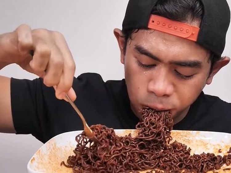 Doyan Pedas, Ini Momen Tanboy Kun saat Mukbang Mie Pedas Level Tinggi