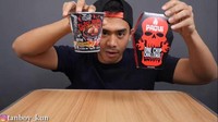 Ini adalah konten lain saat Tanboy Kun mukbang mie level pedas. Mienya unik karena tidak berwarna merah melainkan berwarna hitam. Foto: YouTube