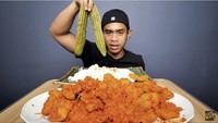 Tak melulu mie, ada juga momen Tanboy Kun mukbang seafood. Terlihat ada kepiting, udang hingga lobster. Foto: YouTube