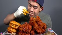 Bersama dengan Magdalena, Tanboy Kun juga pernah makan bakso lava seberat 1 kilogram. Bakso tersebut berisi sambal cabai rawit yang super pedas. Foto: YouTube