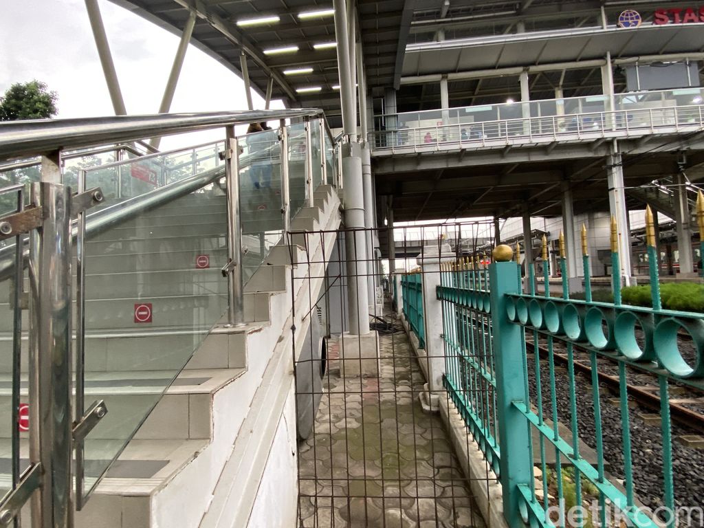 Tangga di Stasiun Cakung, Jakarta Timur. (Annisa Rizky Fadhila/detikcom)