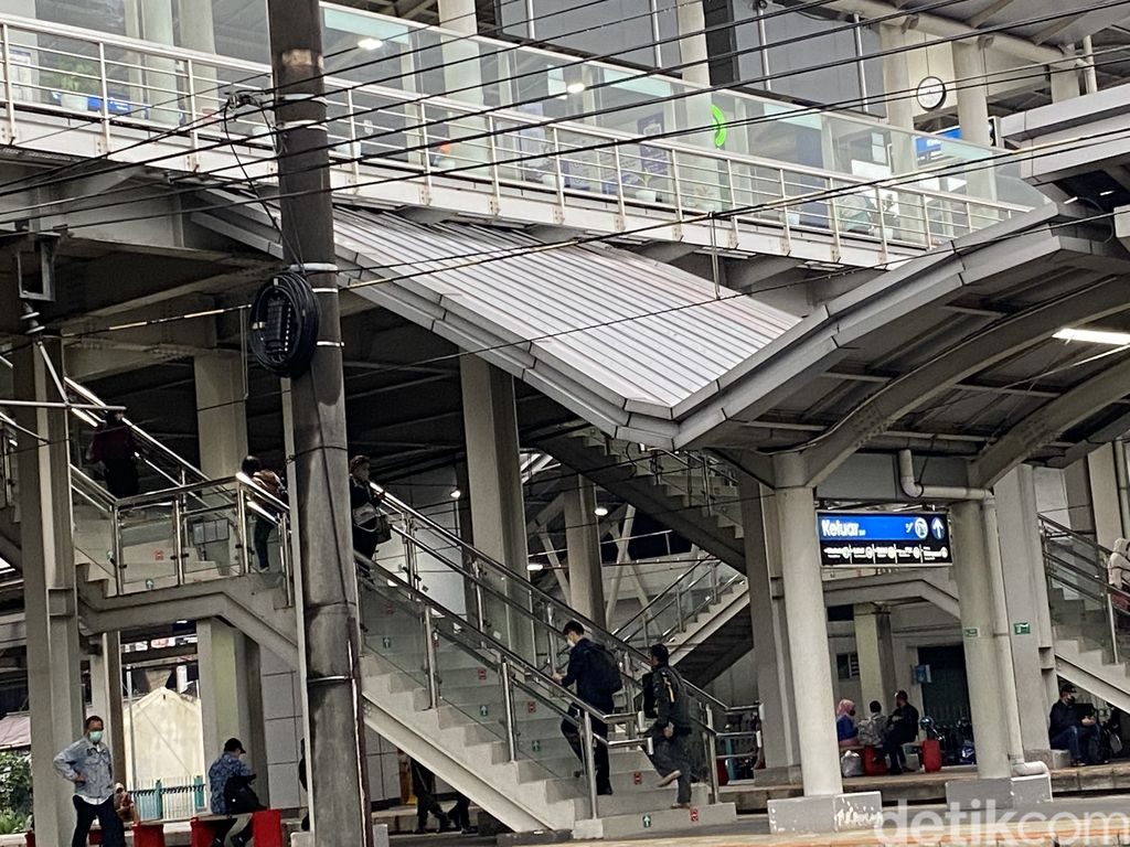 Tangga di Stasiun Cakung, Jakarta Timur. (Annisa Rizky Fadhila/detikcom)