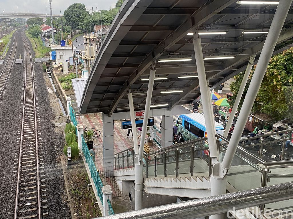 Tangga di Stasiun Cakung, Jakarta Timur. (Annisa Rizky Fadhila/detikcom)
