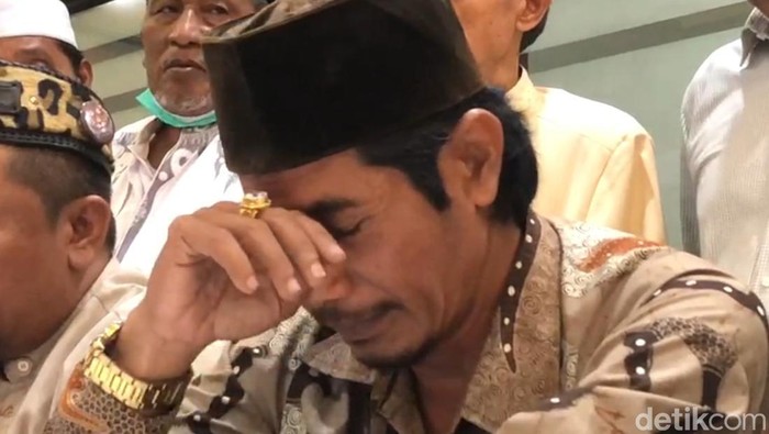Tangis Saiful, pria yang berperan sebagai Satria Piningit yang menikahi domba