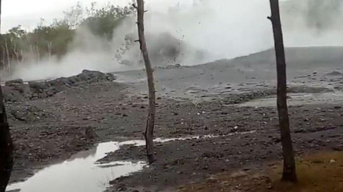 Tangkapan layar terkait video semburan lumpur mirip Lapindo. Fenomena semburan lumpur itu diduga terjadi di Desa Napan, Kecamatan Bikomi Utara, Kabupaten Timor Tengah Utara, NTT.
