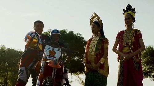 Tangkapan layar video iklan helatan Motor Cross Grand Prix (MXGP) 2022 di Samota, Kabupaten Sumbawa, NTB yang mendapat kecaman lantaran menampilkan joki cilik.