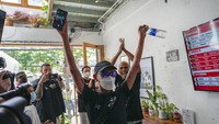 Langkah-langkah untuk melegalkan ganja mulai berlaku Kamis, (9/6). Pelanggan pertama hari itu, Rittipomng Bachkul merayakannya setelah membeli ganja legal di Highland Cafe di Bangkok, Thailand.