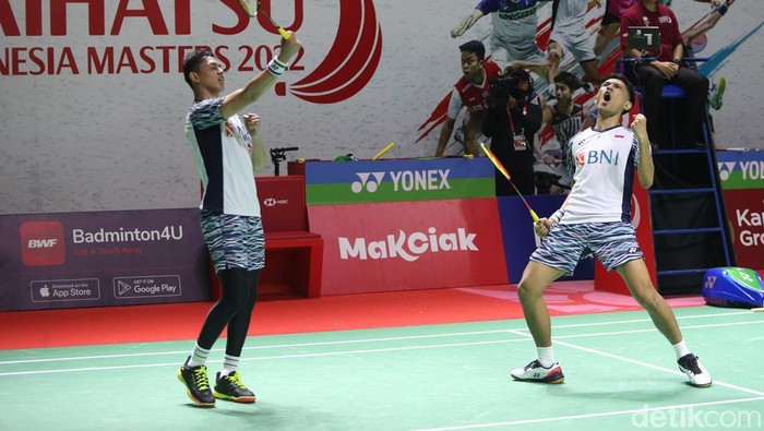 Babak 16 besar Indonesia Masters 2022 mempertemukan perang saudara, Pram/Yere vs Fajar/Rian. Fajri akhirnya tembus perempatfinal via rubber game.