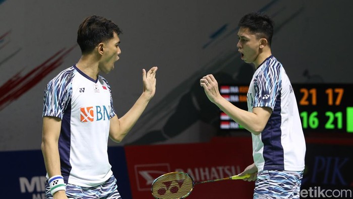 Top! Fajar/Rian Lolos Perempatfinal Indonesia Masters Babak 16 besar Indonesia Masters 2022 mempertemukan 'perang saudara', Pram/Yere vs Fajar/Rian. 'Fajri' akhirnya tembus perempatfinal via rubber game.