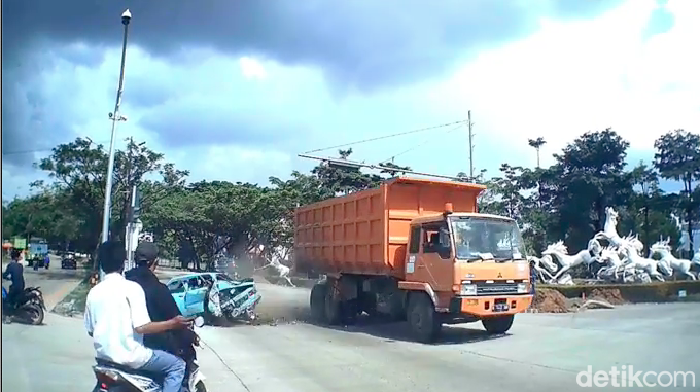 Truk tabrak sedan di Palembang.