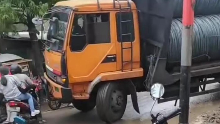 Truk terperosok ke saluran air di Cengkareng, Jakbar, diduga karena kelebihan muatan.