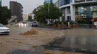 Pada Selasa (7/6), Hujan deras mengguyur ibukota Ankara sejak siang hingga malam hari. Saat malam hari hujan mulai menyebabkan banjir di beberapa titik terutama di jalan raya.  