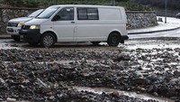 Jalanan di ibu kota Turki dipenuhi lumpur yang terbawa hujan deras.  