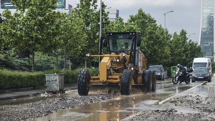 Waduh, Jalanan di Ibu Kota Turki Penuh Lumpur ANKARA, TURKIYE - JUNE 08: The drivers face heavy rains and damaged roads that disrupted the city in Ankara, Turkiye on June 08, 2022. (Photo by Guven Yilmaz/Anadolu Agency via Getty Images)