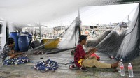 Sementara itu, cuaca buruk juga berdampak kepada aktivitas para nelayan. (Risyal Hidayat/Antara Foto).
