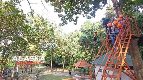 Wahana permainan flying fox menjadi salah satu atraksi hiburan yang ramai dicoba oleh pengunjung Alas Kedaton saat Umanis Galungan, Kamis (9/6/2022).