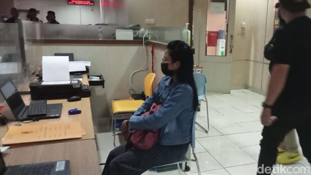 Wanita NM yang menyimpan 7 janin bayi saat digelandang ke Polrestabes Makassar.