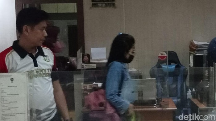 Wanita NM yang menyimpan 7 janin bayi saat digelandang ke Polrestabes Makassar.