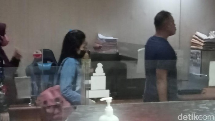Wanita NM yang menyimpan 7 janin bayi saat digelandang ke Polrestabes Makassar.