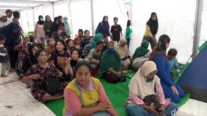 Warga bertahan di pengungsian usai gempa Mamuju, Sulbar.