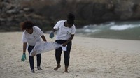 Mereka juga memungut sampah terutama plastik yang menyebabkan kerusakan signifikan pada lautan.