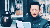Xu Hai Wei menjadi perbincangan di dunia maya setelah terpergok berjualan sayur di pinggir jalan. Dok. Weibo