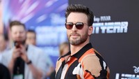 Dalam penampilan karpet merahnya, Chris Evans tampil santai dengan kemeja bernuansa oranye-hitam. (Foto: Getty Images for Disney/Jesse Grant)